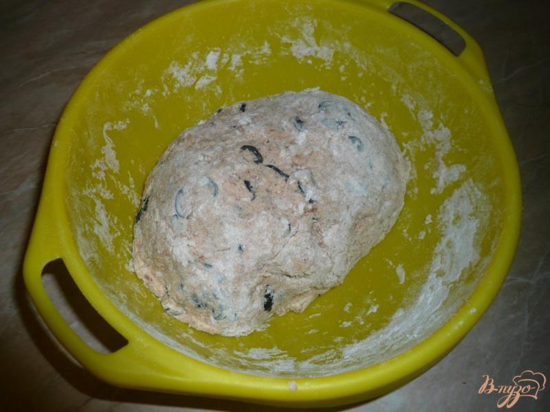 Фото приготовление рецепта: Томатный хлеб с овсяными хлопьями и маслинами шаг №10
