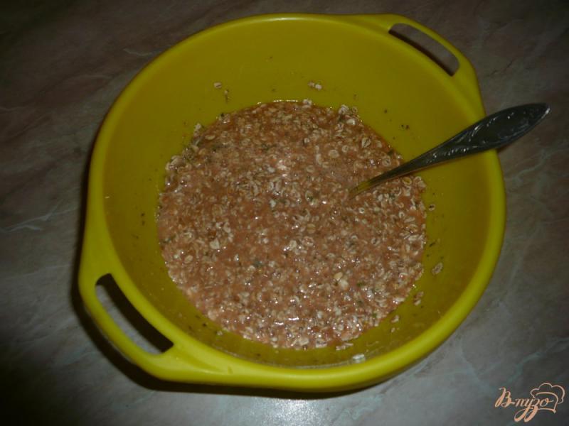 Фото приготовление рецепта: Томатный хлеб с овсяными хлопьями и маслинами шаг №6