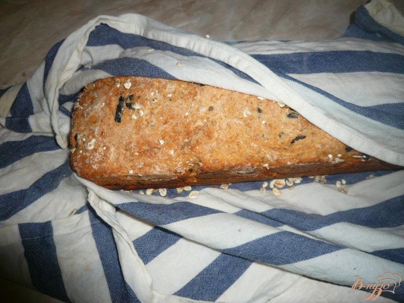 Фото приготовление рецепта: Томатный хлеб с овсяными хлопьями и маслинами шаг №12