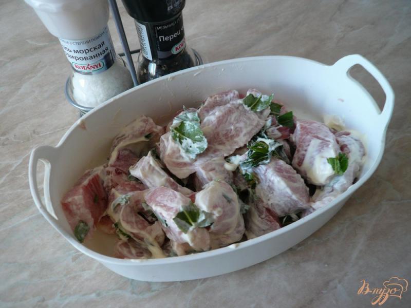 Фото приготовление рецепта: Свинина запеченная с картофелем шаг №2