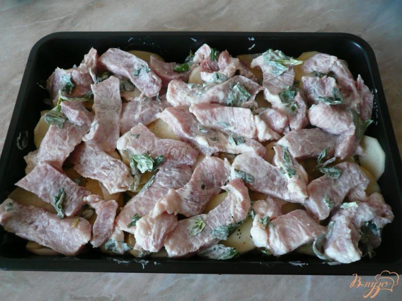 Фото приготовление рецепта: Свинина запеченная с картофелем шаг №8
