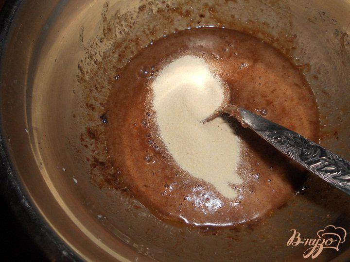 Фото приготовление рецепта: Шоколадный пирог с малиной в мультиварке шаг №3