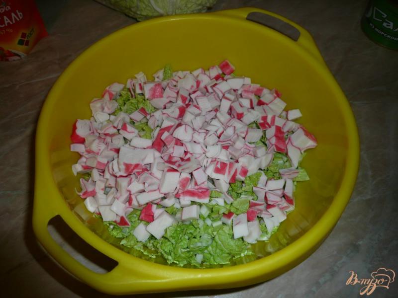 Фото приготовление рецепта: Салат с морской капустой и крабовым мясом шаг №3