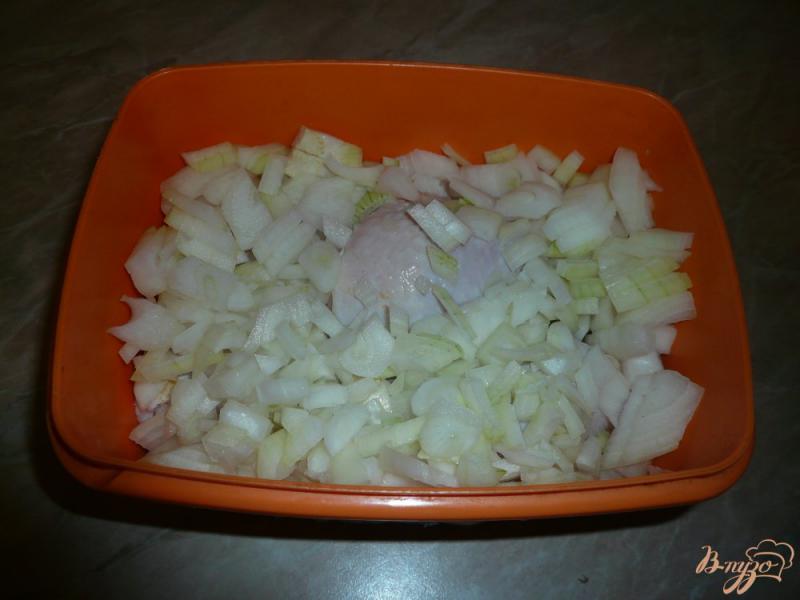 Фото приготовление рецепта: Курица в луково-апельсиновом соусе шаг №3