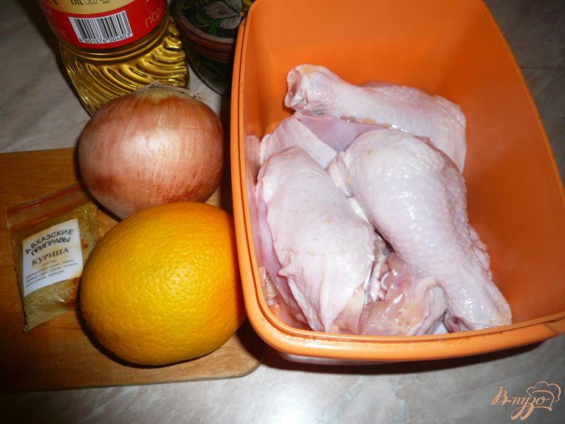 Фото приготовление рецепта: Курица в луково-апельсиновом соусе шаг №1