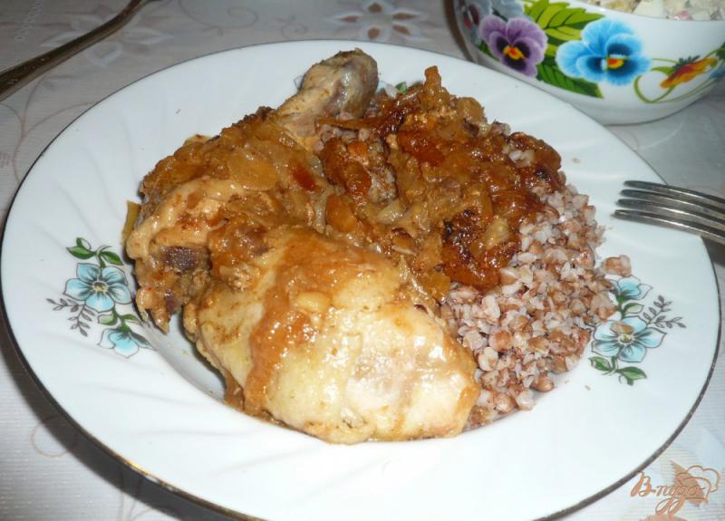 Фото приготовление рецепта: Курица в медово-луковом соусе шаг №7