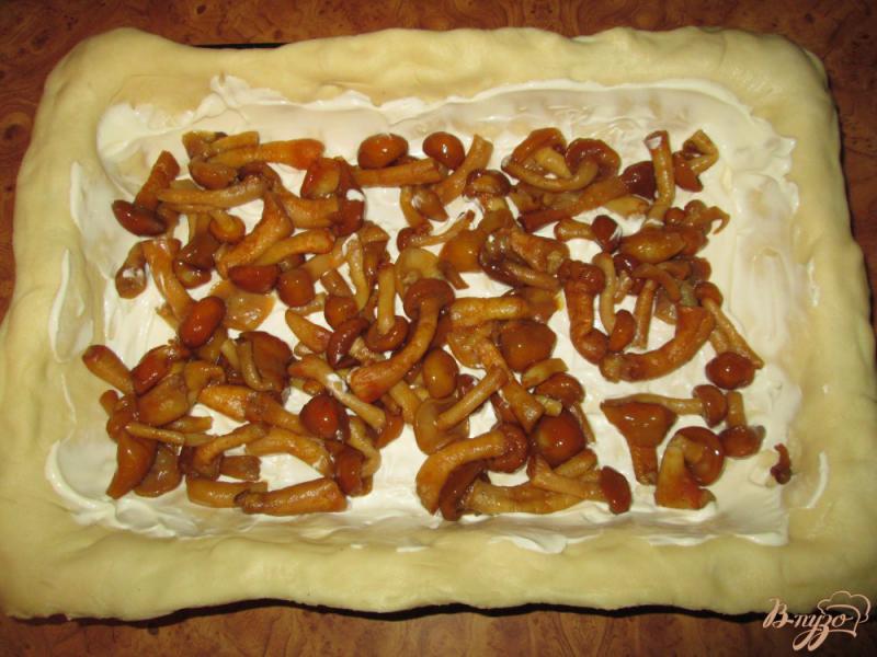 Фото приготовление рецепта: Пирог с опятами и сыром шаг №3