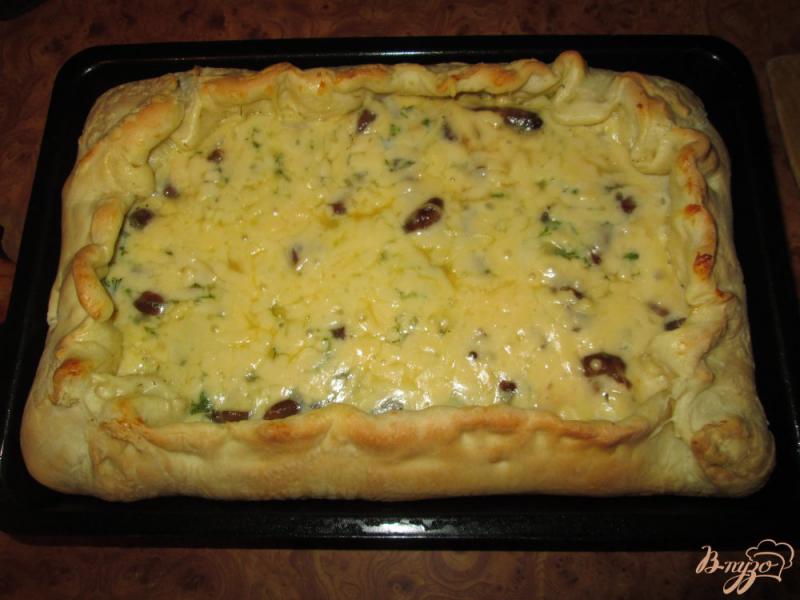 Фото приготовление рецепта: Пирог с опятами и сыром шаг №8