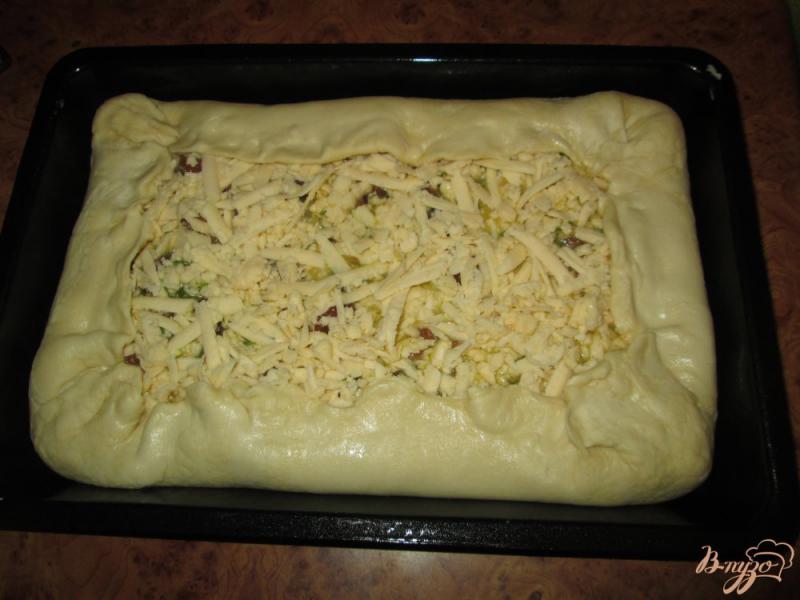 Фото приготовление рецепта: Пирог с опятами и сыром шаг №7