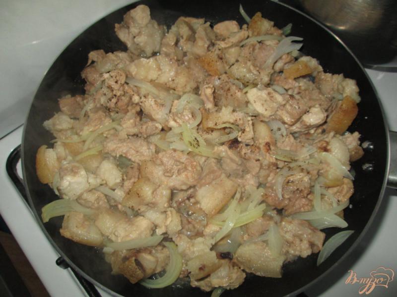 Фото приготовление рецепта: Жареное мясо со шкварками шаг №3