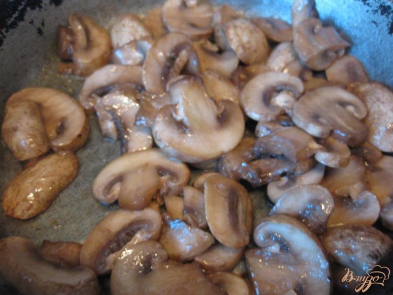 Фото приготовление рецепта: Говядина с грибами и черносливом шаг №6