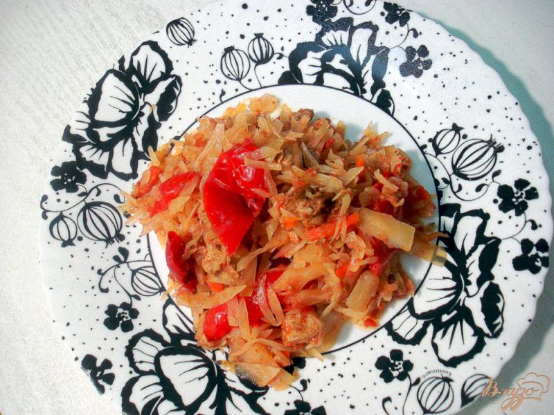 Фото приготовление рецепта: Капуста тушёная с мясом и с болгарским перцем шаг №9