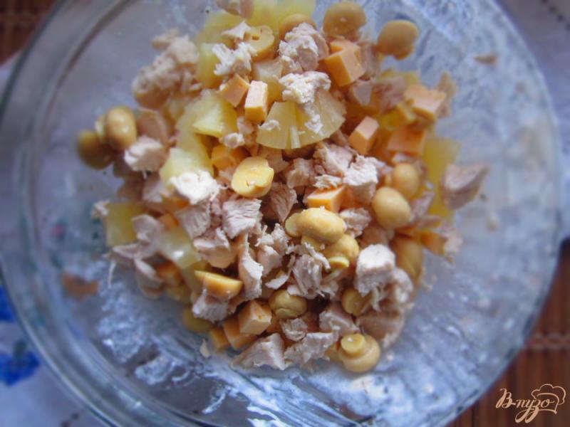 Фото приготовление рецепта: Салат с курицей, ананасом и грибами шаг №5