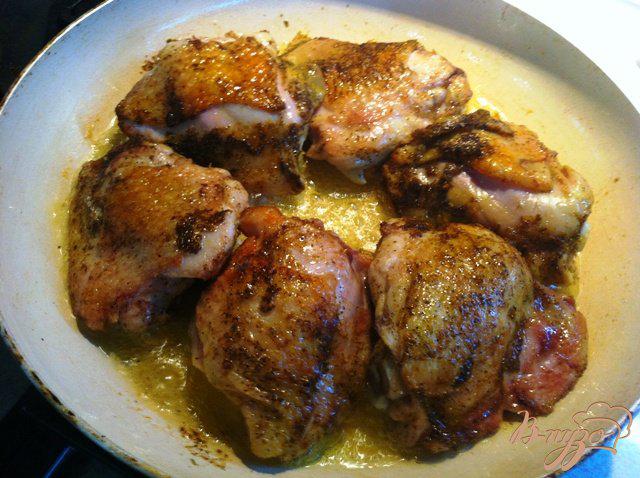 Фото приготовление рецепта: Жареные куриные бедрышки шаг №3