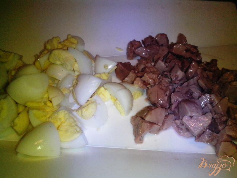 Фото приготовление рецепта: Салат с печенью трески шаг №1