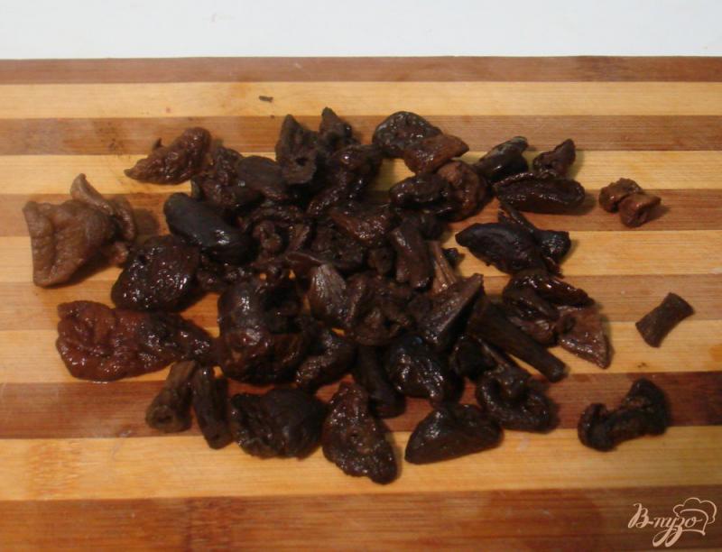 Фото приготовление рецепта: Борщ с сухими лесными грибами шаг №3