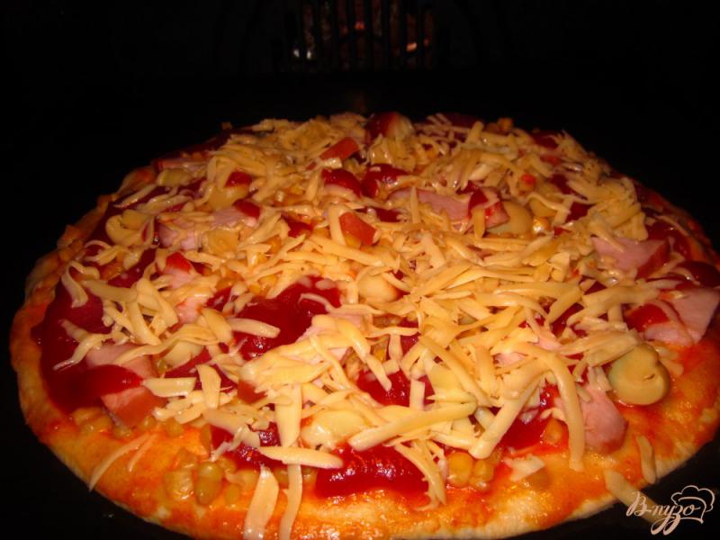 Фото приготовление рецепта: Пицца с балыком и маринованными грибами шаг №5