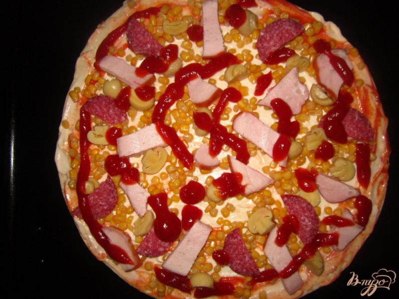 Фото приготовление рецепта: Пицца с балыком и маринованными грибами шаг №4