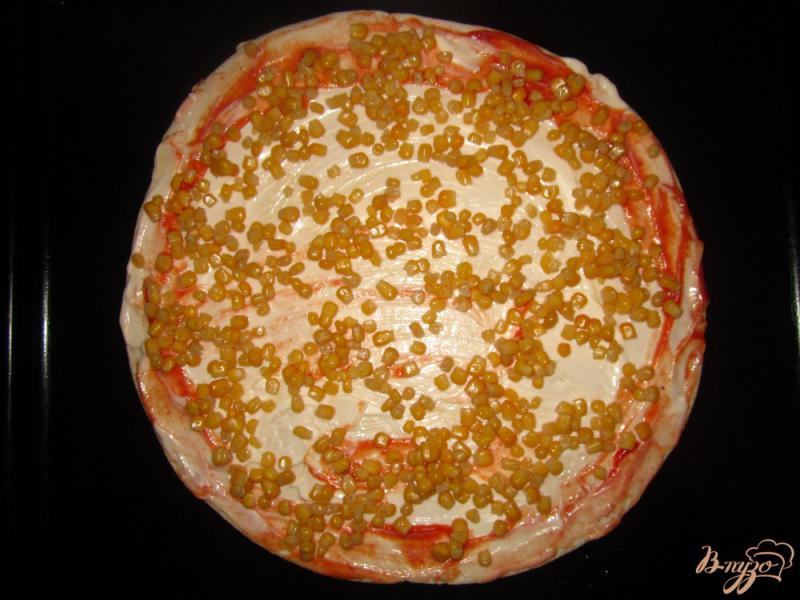 Фото приготовление рецепта: Пицца с балыком и маринованными грибами шаг №3