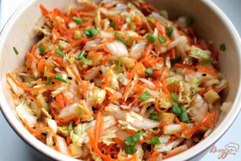 Фото приготовление рецепта: Салат из пекинской капусты и моркови шаг №6