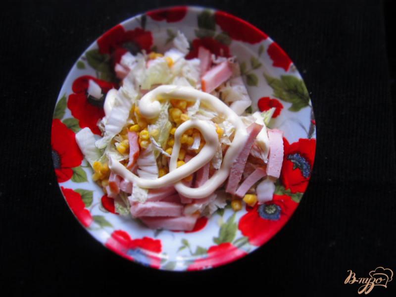 Фото приготовление рецепта: Салат с кукурузой и балыком шаг №3