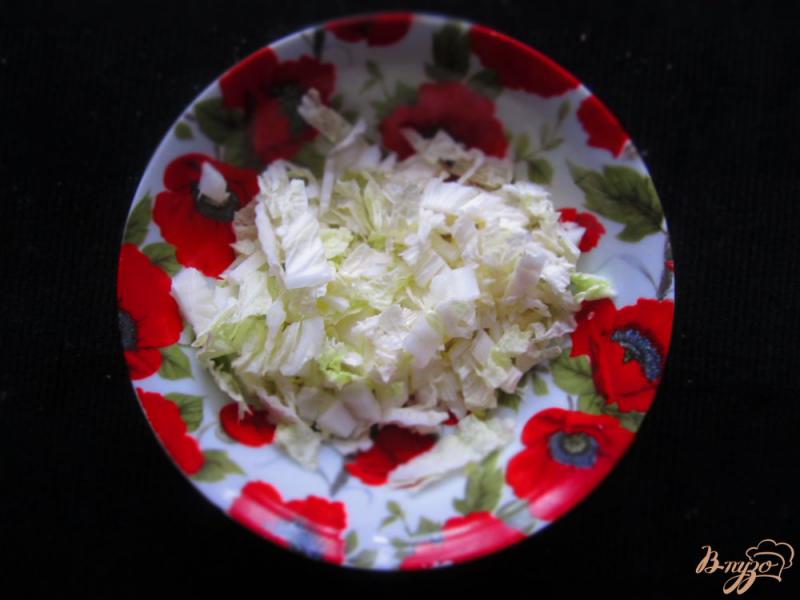 Фото приготовление рецепта: Салат с кукурузой и балыком шаг №2