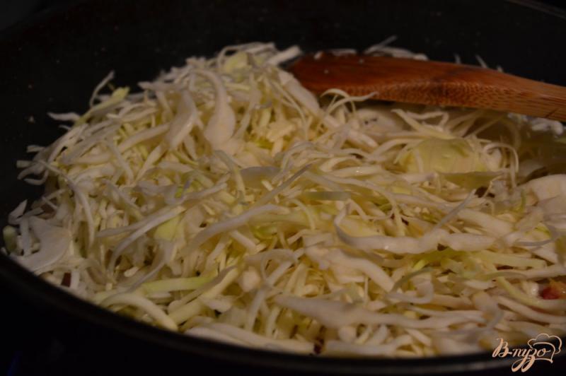 Фото приготовление рецепта: Рыба с гарниром из капусты шаг №2