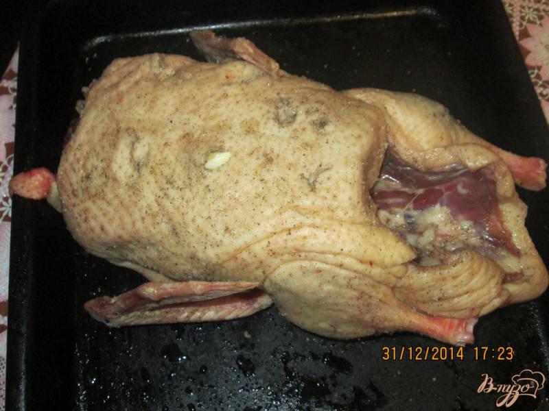 Фото приготовление рецепта: Утка жареная целиком в духовке шаг №3