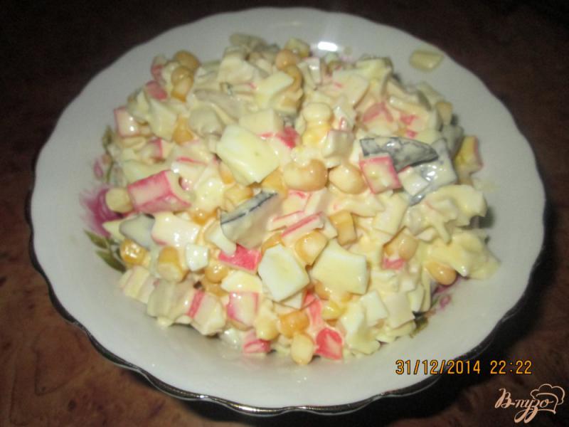 Фото приготовление рецепта: Салат с крабовыми палочками и маринованными грибами шаг №5