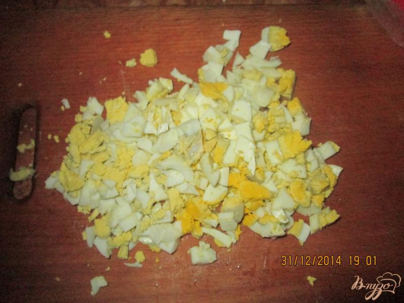 Фото приготовление рецепта: Салат с крабовыми палочками и маринованными грибами шаг №1
