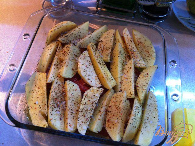 Фото приготовление рецепта: Запеченый лосось с картофелем и луком шаг №5