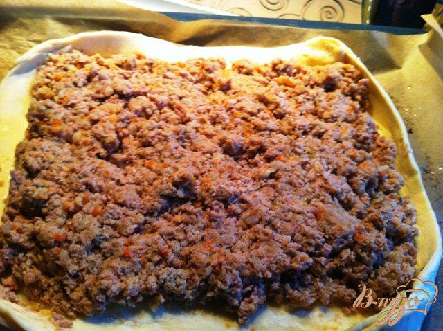 Фото приготовление рецепта: Испанский пирог с мясом и сыром шаг №5