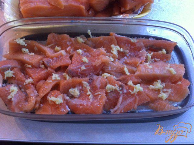 Фото приготовление рецепта: Слабосоленый лосось с имбирем шаг №3