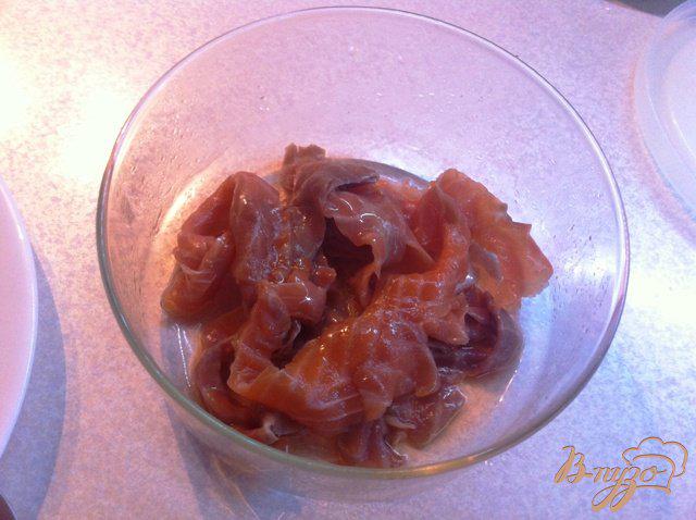 Фото приготовление рецепта: Драники с подкопченным лососем и горчичным соусом шаг №2