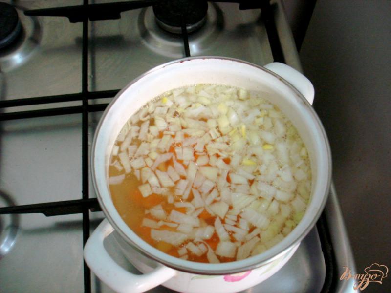Фото приготовление рецепта: Суп с пельменями шаг №2