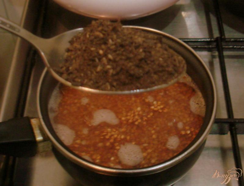 Фото приготовление рецепта: Гречка с грибным ароматом шаг №3