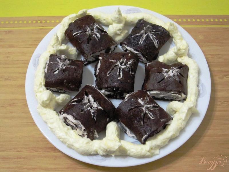 Фото приготовление рецепта: Шоколадные блины с кремом «Черные розы» шаг №10