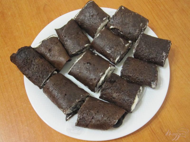 Фото приготовление рецепта: Шоколадные блины с кремом «Черные розы» шаг №9