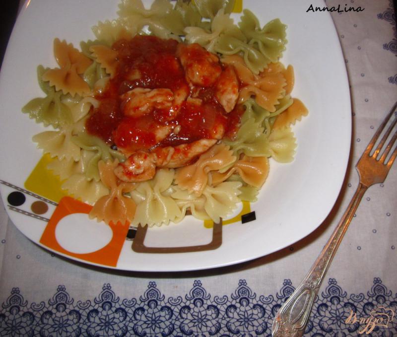 Фото приготовление рецепта: Куриное филе в соево-томатном соусе с цветной пастой шаг №5