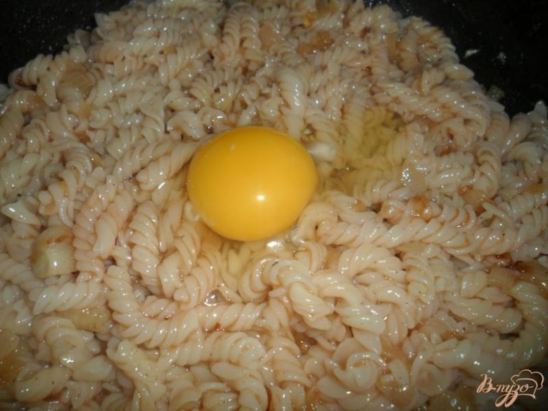 Фото приготовление рецепта: Макароны с луком и яйцом шаг №4