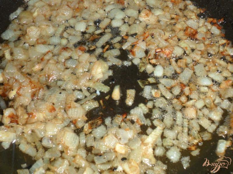 Фото приготовление рецепта: Макароны с луком и яйцом шаг №1