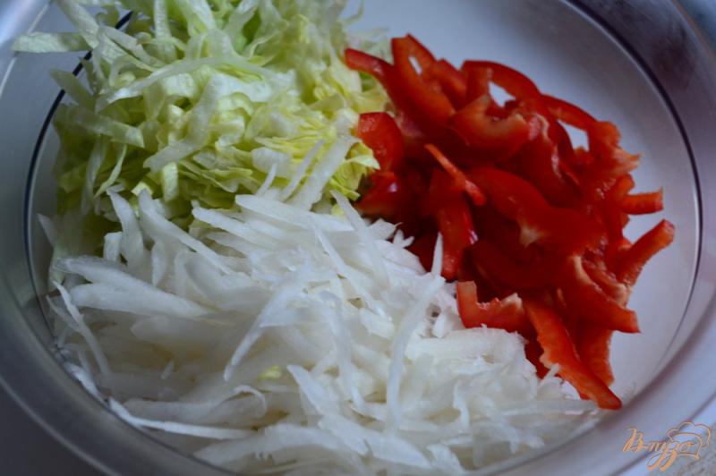 Фото приготовление рецепта: Салат с черной редькой шаг №2