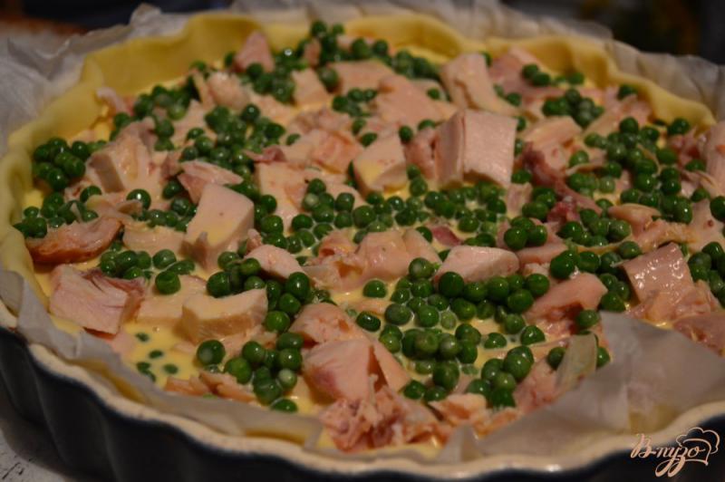 Фото приготовление рецепта: Открытый пирог с копченой курицей и зеленым горошком шаг №2