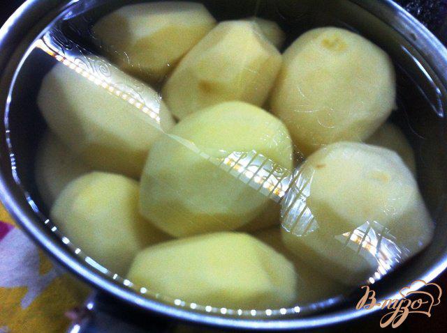 Фото приготовление рецепта: Жареный картофель с чесноком и луком шаг №1