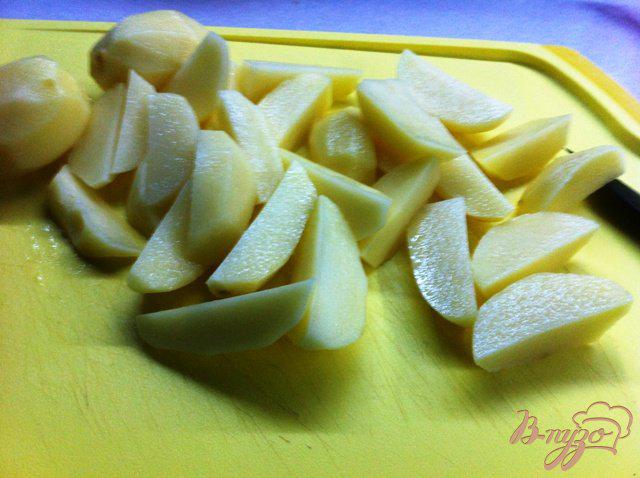 Фото приготовление рецепта: Жареный картофель с чесноком и луком шаг №2