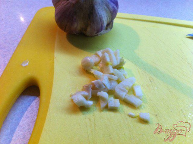 Фото приготовление рецепта: Жареный картофель с чесноком и луком шаг №4