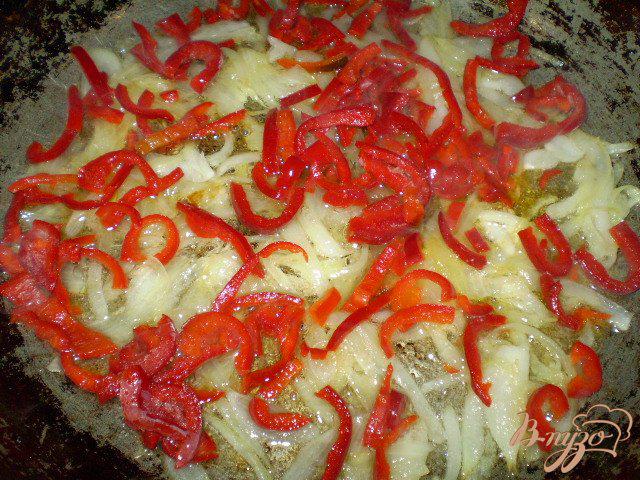 Фото приготовление рецепта: Картофель с чесноком и болгарским перцем шаг №6