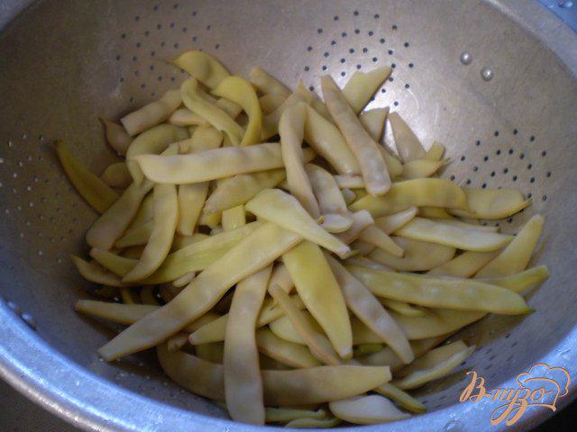 Фото приготовление рецепта: Стручковая фасоль с луком в томате шаг №6