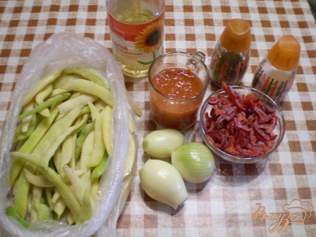 Фото приготовление рецепта: Стручковая фасоль с луком в томате шаг №1