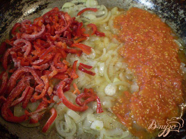 Фото приготовление рецепта: Стручковая фасоль с луком в томате шаг №4